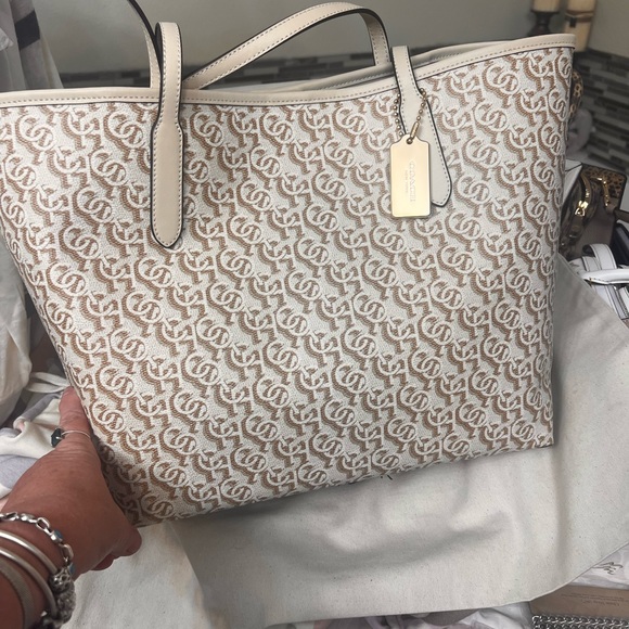 🛍️🆕Nwt Coach all’s around tote 🆕🛍️🛍️ Im at the Lowest on this - Picture 3 of 17